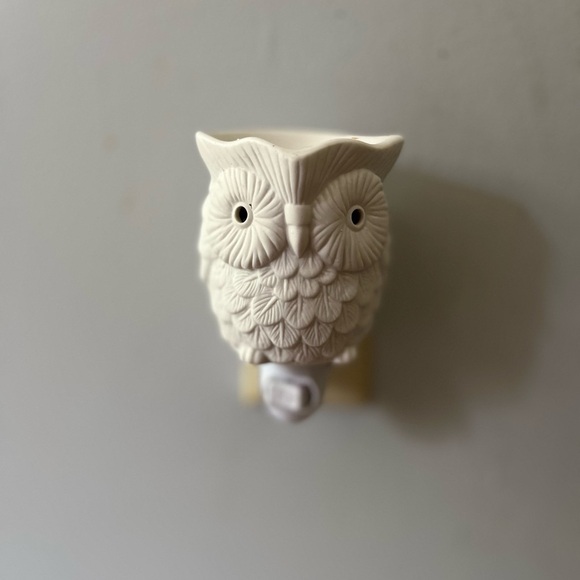 Scentsy Cream Owl Wall Wax Warmer Decor - Picture 1 of 3